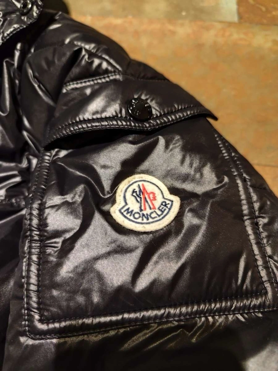 Svart Moncler dunjacka med huva - 1