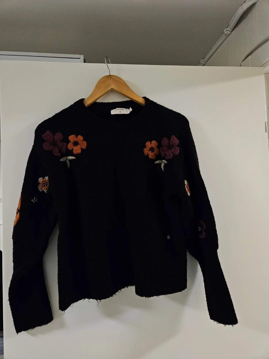 Svart stickad tröja med blommor