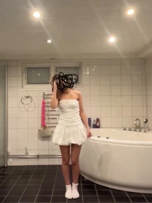 Vit axelbandslös kortklänning, student klänning - Vit axelbandslös kortklänning, Superfin vit axelbandslös kortklänning med volangig kjol och lätt puffig form, cupcake dress. Klänningen har en figurnära passning upptill och är dekorerad med diskreta blommönster i tyget. Perfekt för sommarens alla tillfällen, tex studenten. Jättefin och helt ny, aldrig använd bara provad. St S