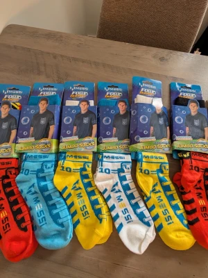 Färgglada Messi strumpor - Säljer 8 par Messi fotbollsstrumpor (långa) helt nya 250 för alla paren.  Ska vara one size enligt info. Passar mellan ca 33-37 