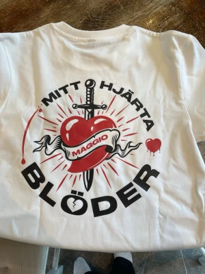 Veronica Maggio t-shirt limited edition!! - En helt ny unik Veronica Maggio tröja med ett skitcoolt tryck som är svårtagen!!! STORLEK XS-S