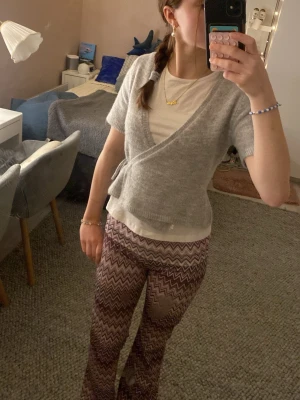 Stickad omlott kofta från Gina - Jättefin omlott kofta från Gina som jag säljer då den inte kommer till användning💕 Storlek S men passar XS jättebra också! Använd 2 gånger och har inga defekter💗