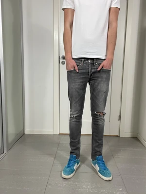 Dondup George Jeans - Säljer nu dessa Dondup George Jeans med snygga slitningar i populär design, skriv för fler bilder/frågor🙌🏼
