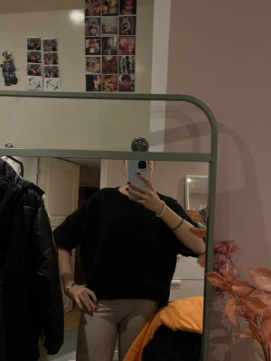 Svart oversized stickad tröja trekvarts - En svart, oversized stickad tröja med trekvartsärm. 