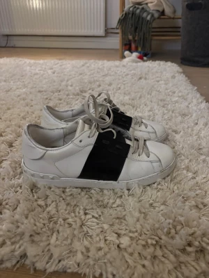 Valentino Garavani vita sneakers - Säljer mina fina Valentinos🥰 Bra omhändertagna och passar till mycket!🥰 Hör av er vid frågor!