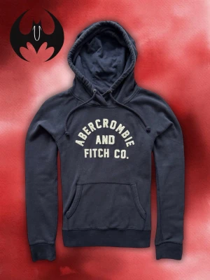 Mörkblå Abercrombie & fitch Hoodie - Mörkblå Abercrombie & Fitch co hoodie | mycket bra skick | Size XS Rekommenderas | Längd: 60cm Axelbredd: 44cm Armlängd: 70cm | Lägg inte bud utan avsikt att köpa! Går ner i pris vid snabbt köp!!