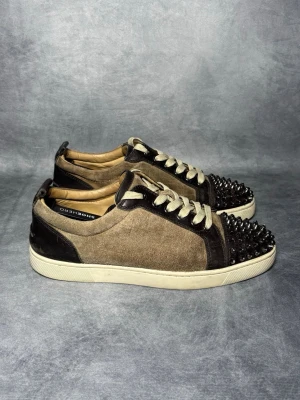 Louboutin skor - Storlek: 42 || Skick:  8/10|| Nypris: Ca 10 000kr || Följ för liknande produkter 🌊🍾