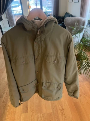 Grön Fjällräven field jacket  - .säljer en fet fjällräven jacka i fint skick, perfekt nu när snökaoset börjar försvinna 