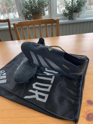 Adidas Predator fotbollsskor - Säljer ett par riktigt snygga Adidas predator! De är använda ca 10 gånger så självklart finns det slitningar. Men skorna är inget fel på. Det är Fg dobbar (naturgräs). Köpta på Unisport där nypris ligger på 3149kr. Priset går självklart att diskutera. Påsen får du med!