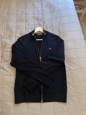 Mörkblå ziptröja från Morris - Säljer en riktigt fet mörkblå fullzip från Morris som nästan är helt ny!🔥Tröjan är 10/10 skick och har väldigt bra passform. Perfekt för lager på lager👌 Bara att höra av dig vid andra funderingar👑
