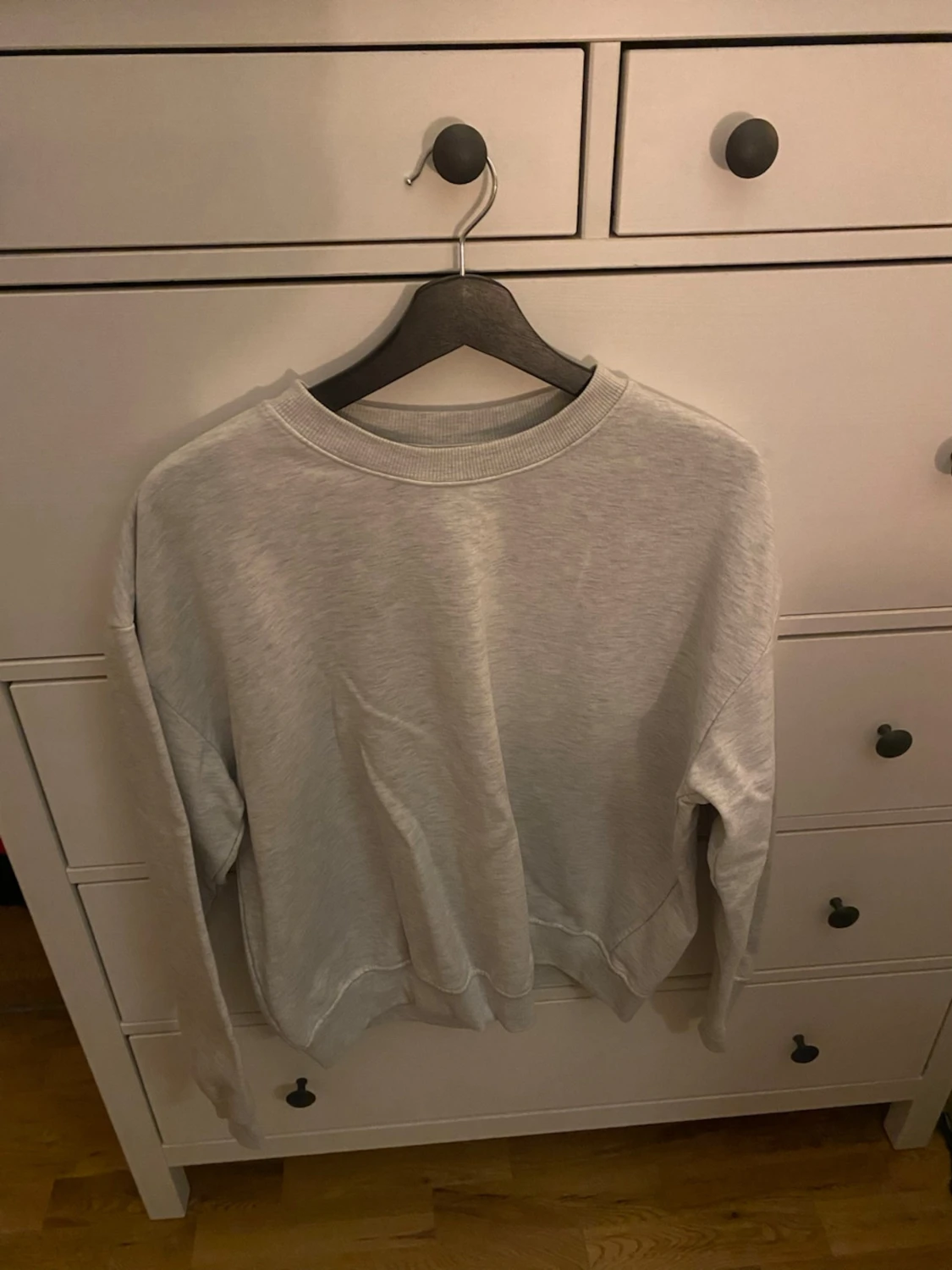 Ljusgrå sweatshirt