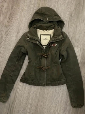Hollister California Green Vintage Jacket - - Super sought after vintage jacket from Hollister in very good condition, hence the price! Faux fur can be clipped onto the hood - Size EU 36 / S, small in size so fits XXS/XS more