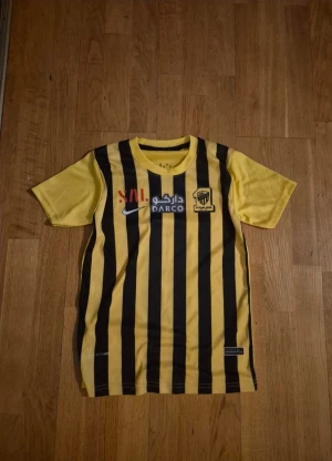 Karim Benzema Al Ittihad  - Säljer en helt ny Bemzema tröja för er som är intresserade! Den är ny tvättad och redo! Strl 152