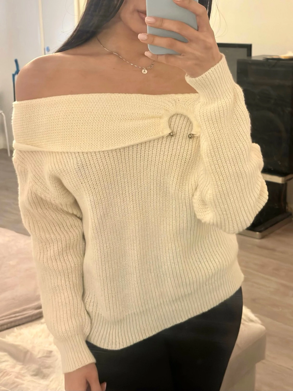 Off shoulder stickad tröja cremevit