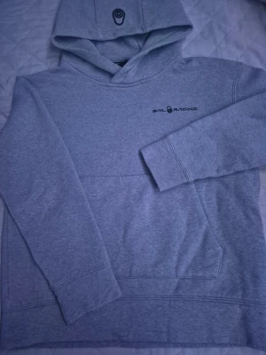 Grå sail racing hoodie - Säljer en stilig sail racing hoodie. Nytvättad och redo för att skickas!🚀 Strl 160.