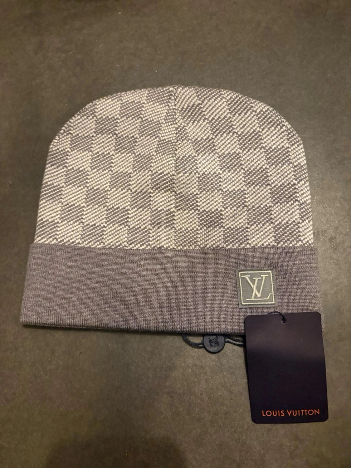 Grå exklusiv mössa med rutmönster