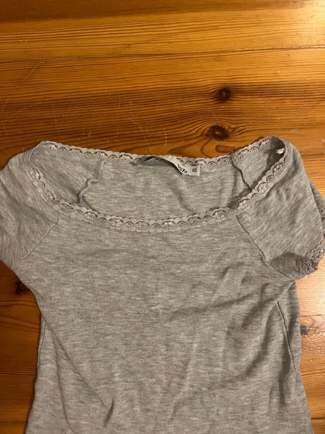 Grå croppad topp med spetskant - 1