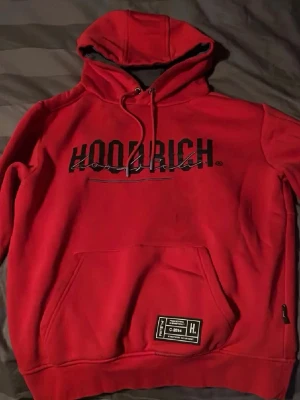 Hoodrich hoodie - säljer en röd hoodrich hoodie bra skick förutom fläckarna på bilderna som inte gick o få bort annars inga fel på den! Storlek S