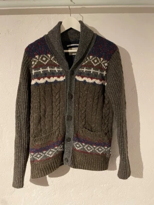 Cardigan mönstrad - Säljer en skön cardigan från replay med najs mönster. Den är i storlek S/M passar nog båda. Mycket bra skick. 