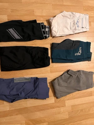 Ridbyxor och skjorta - Ridbyxor och ridtights . Samt två långärmade skjortor till tävling 80kr/st. Byxor 200kr/st, Kingsland ridtights 250kr/st, som nya 