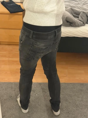 Tiger of Sweden jeans - Säljer ett par riktigt schyssta tiger jeans i modellen slim med storleken w29 l32. Jeansen är i nyskick 9,5/10 passar dig mellan 165-175cm lång. Meddela mig vid frågor eller funderingar