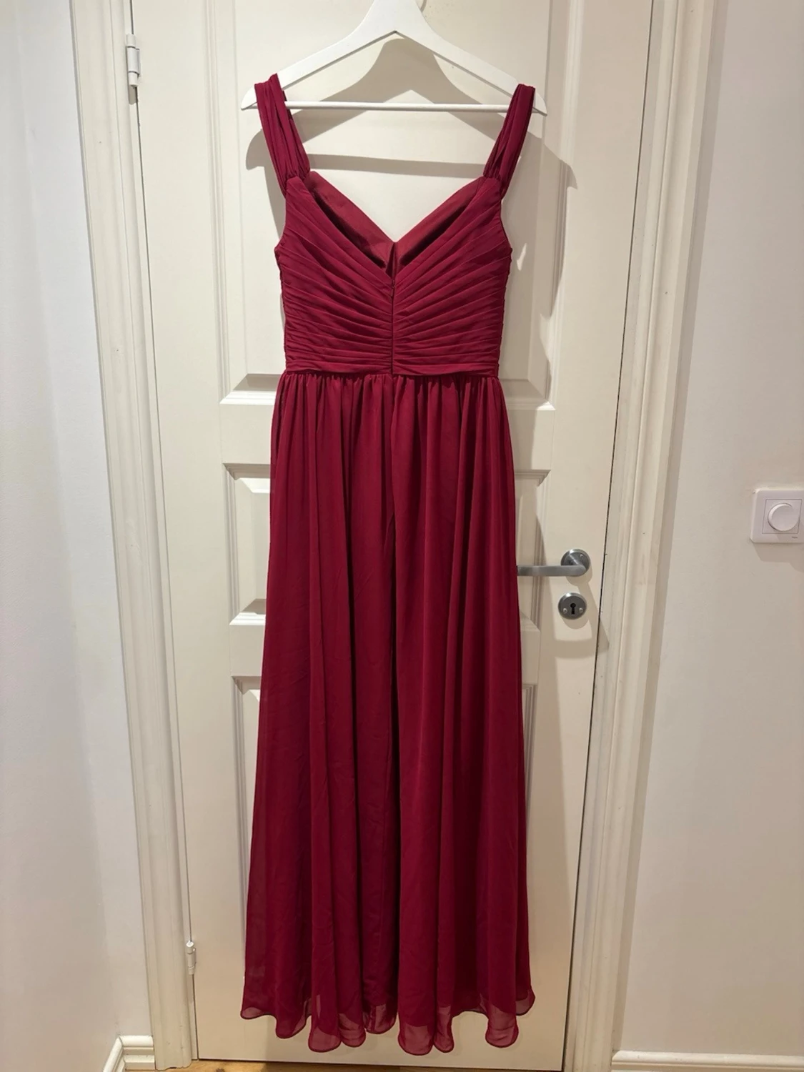 Vinröd långklänning med v-ringning - 1
