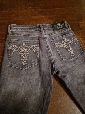 Jeans - Skitcoola Bootcut jeans från Gina tricots gamla kollektion. Har fått ärva dessa från en äldre släkting så de är vintage! Säljer för att de inte passade mig.