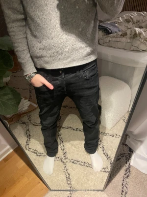 Svarta jeans från J&J, straight fit - Snygga svarta jeans från J&J med klassisk femficksdesign och raka ben. Nypris-799❌mitt pris- 349✅ Jeansen har normal passform och midja, perfekta till vardagsstilen. Materialet är slitstarkt denim i bomull. Enkelt att matcha med både t-shirt och stickad tröja.