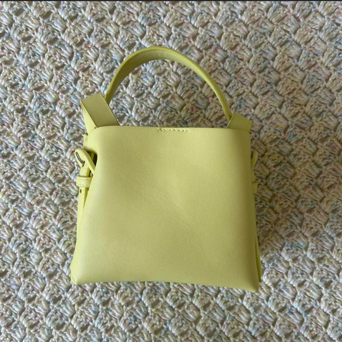Gul handväska i skinn med axelrem - 2