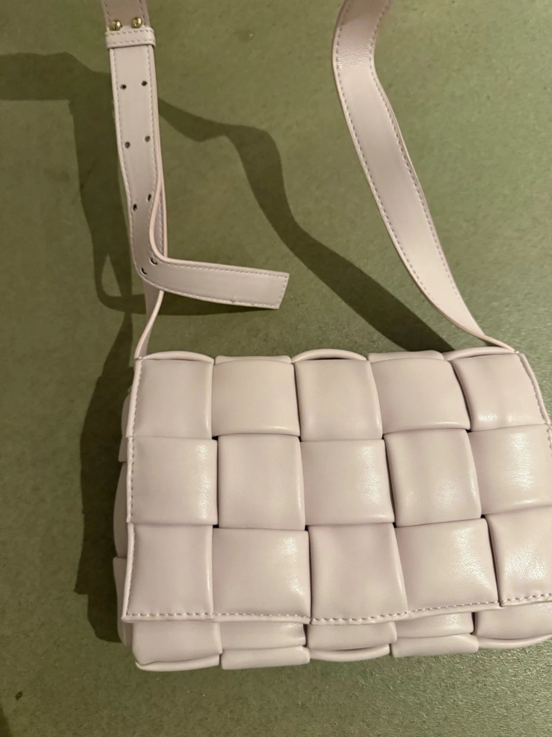 Ljus rosa flätad axelväska i skinn - 1