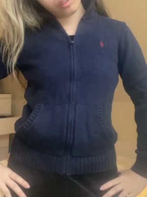 Polo Ralph Lauren kofta - Snygg polo Ralph Lauren kofta i en marinblå färg. Barnstorlek M (10-12) men den är stor i storleken så passar xxs/xs