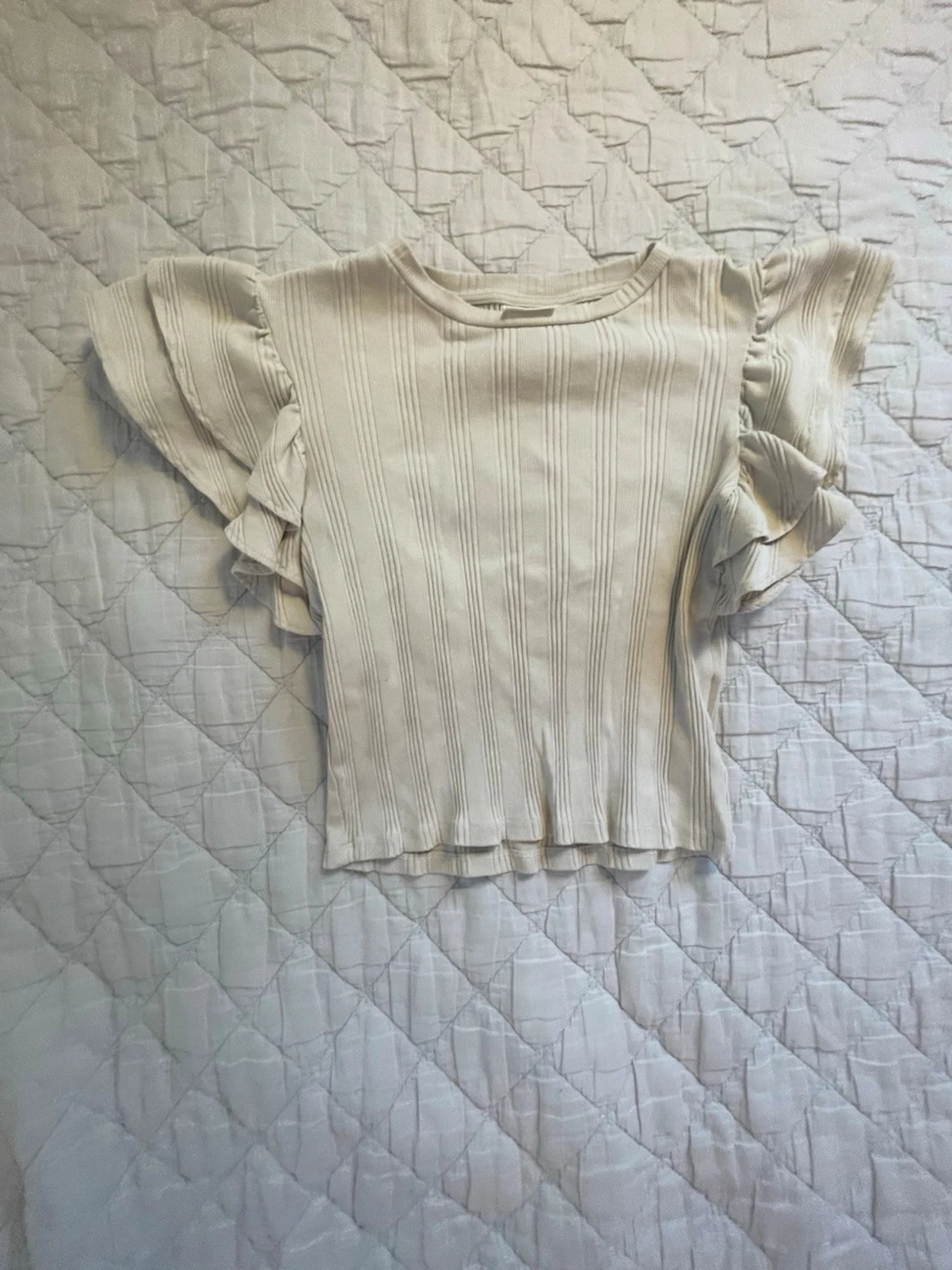 Ribbad topp med volangärmar