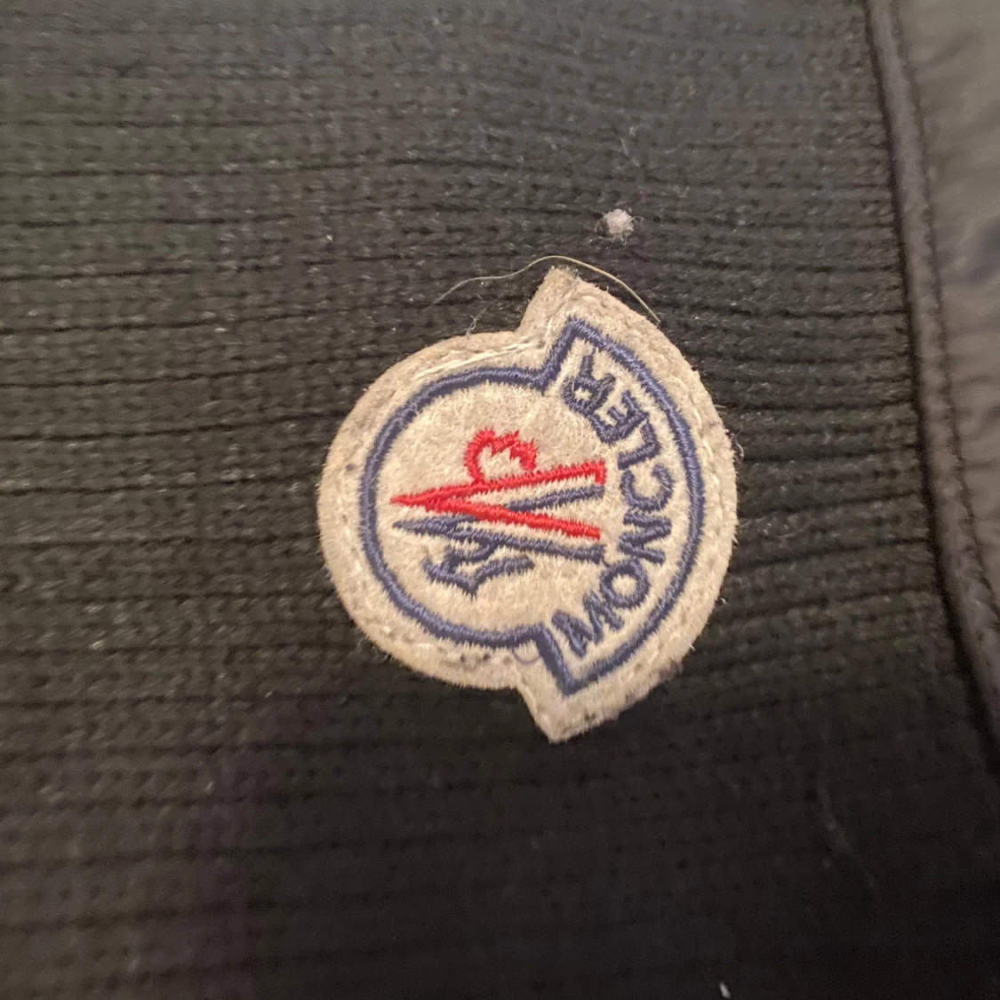 Svart pufferjacka med huva från Moncler - 1