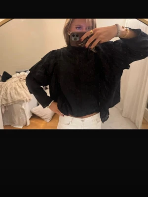 Svart blus - Blus🖤 med broderi 