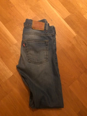 Levi's 511 ljusblå jeans - Snygga ljusblå Levi's 511 jeans till ett riktigt bra pris. Jeansen är som nya (skick 9/10) inga defekter. Storlek 12-14y 160-170. Tveka inte att höra av dig om du har några funderingar😊 
