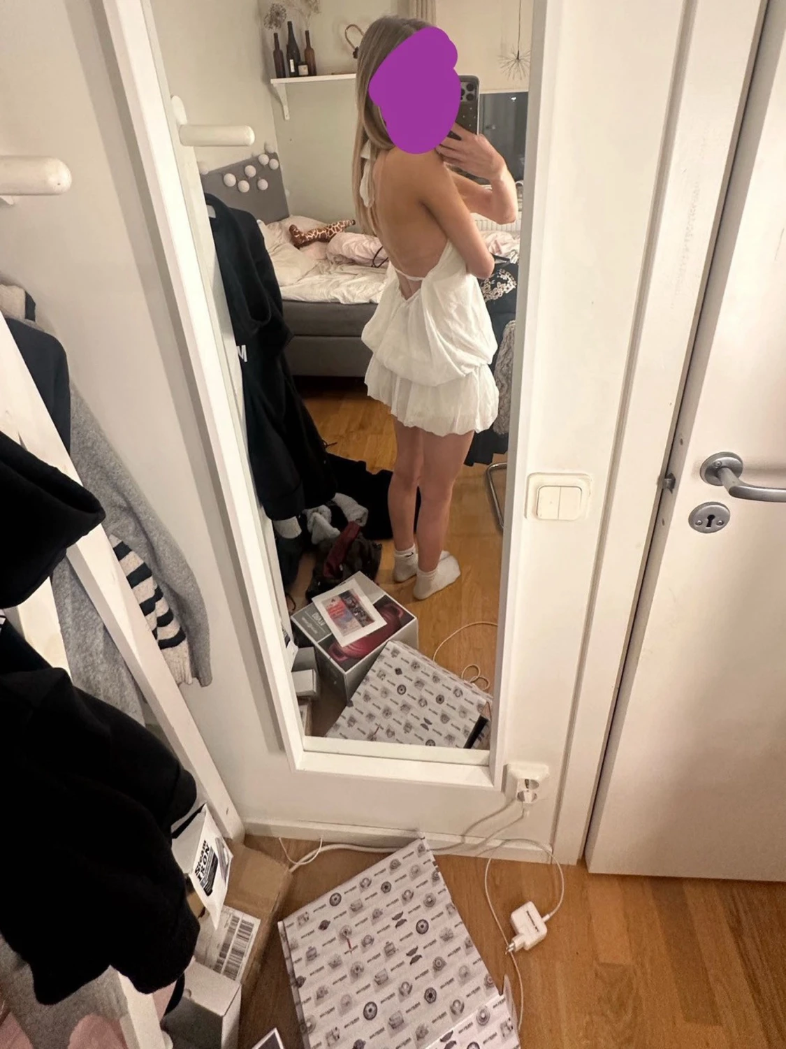 Vit kort klänning med öppen rygg - 2