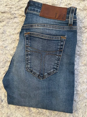 Blå skinny jeans från Tiger of Sweden 28/30 - Snygga blå jeans från Tiger of Sweden med klassisk femficksdesign och skinnpatch bak i midjan. Jeansen har skinny passform, normal midja och är tillverkade i stretchigt denim för en bekväm känsla. Perfekta till sneakers eller boots.