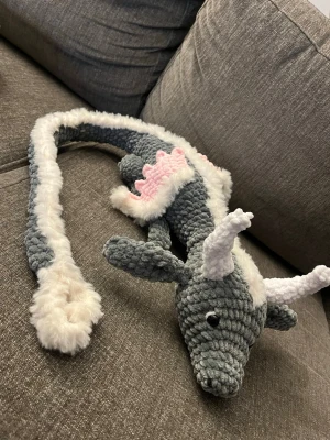 Virkad drake  - Virkad av mig, tar emot beställningar🤍ca 1m lång 