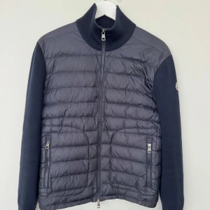 Moncler cardigan  - Moncler cardigan, Storlek: M, Skick: 7/10 , Färg: Blå, mitt pris: 2699, Retail: 10 095kr. Självklart äkta, legitcheckar gärna på begäran!