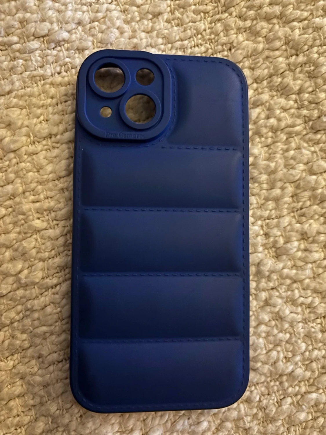 Blått vadderat mobilskal till iPhone 15