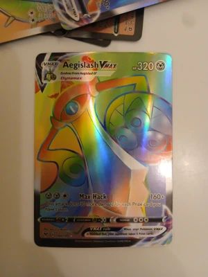 Aegislash VMAX Pokémonkort - Säljer  Aegislash VMAX-kort 