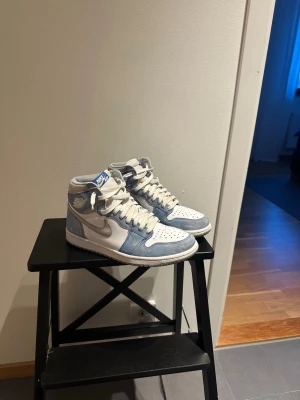 Jordan 1 Hyper Royal  - Jordan 1 retro high. Nypris var 5200kr. Väldigt Sparsamt använda. Kvitto finns köpta på StockX, Storlek 42.