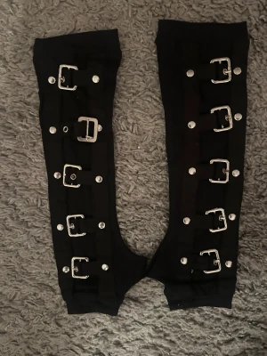 Armhandskar med spännen - Helt nya långa handskar i Stretchig bomullstrikå. Storlek onesize.