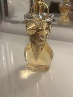 Jean Paul Gaultier Classique EdP - Säljer Jean Paul Gaultier parfym. Köpt för 995kr på Nordicfeel. Köpte den 3e januari 2026 och säljer pga köpte för många perfymer på en och samma gång o trodde jag kunde byta tbx vilket inte gick.  Aldrig använd, har sprutats några sprut med bara för att känna doften.  Kvitto finns även att kunna få se digitalt och den säljs i sin box.