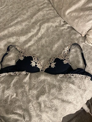 Mörkblå intimissimi bh - En jättefin bh från intimissimi i stl 75C. Använd ett par gånger men är fortfarande i jättefint skick utan några defekter. Skriv om ni vill ha flera bilder eller om ni har några frågor!
