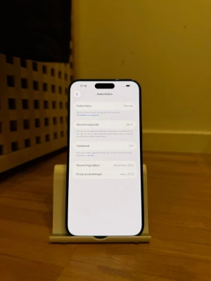 iPhone med svart ram och stor skärm - Iphone 15 Pro Max 256gb i riktigt fint skick 86% batteri. 