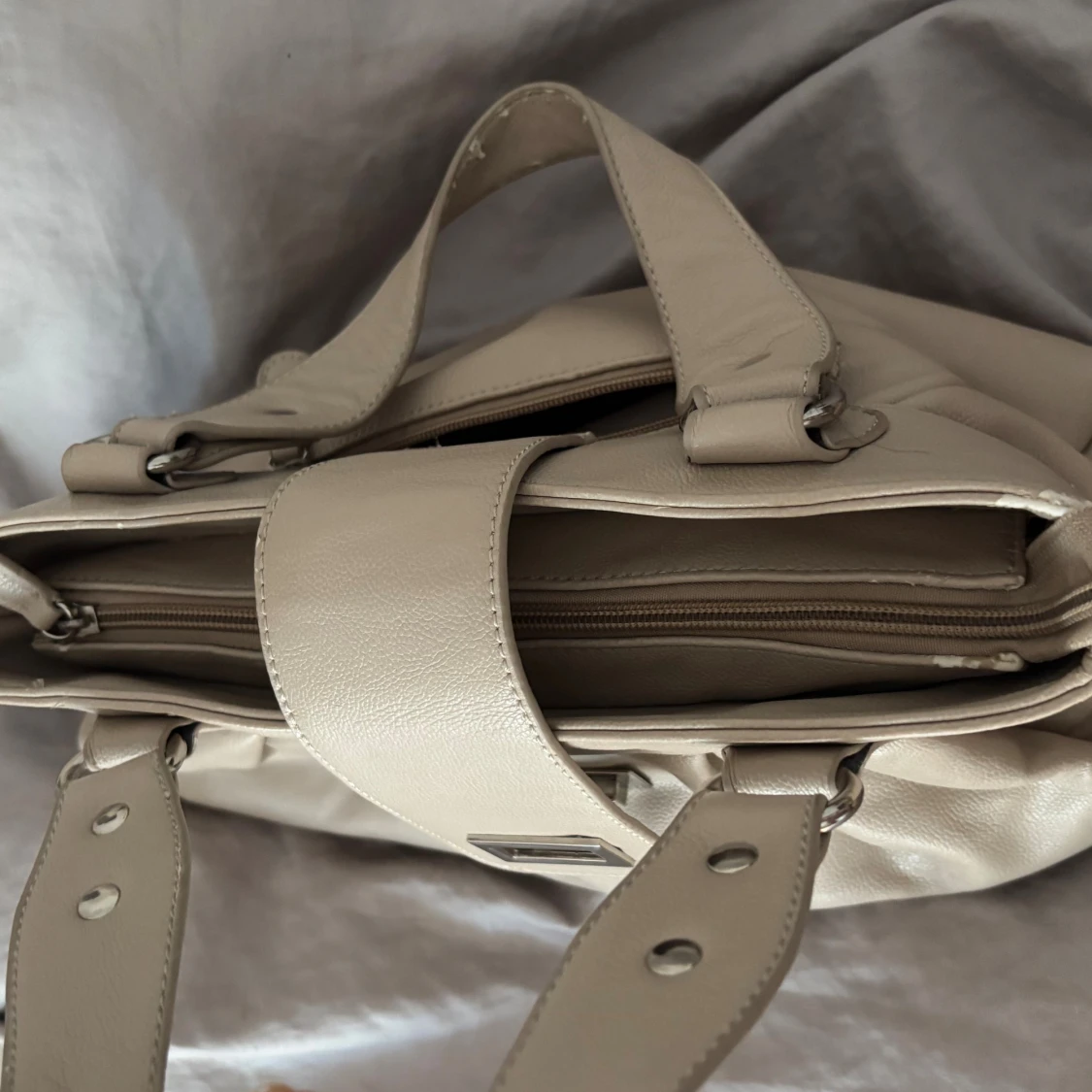 Beige handväska med snyggt spänne - 2