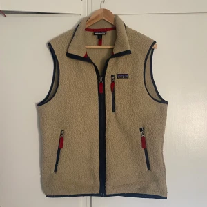 Beige fleeceväst från Patagonia  - Säljer denna feta Patagonia västen. Modellen är Retro i färgen beige. Använd endast ett par gånger. Skriv vid minsta fråga! 