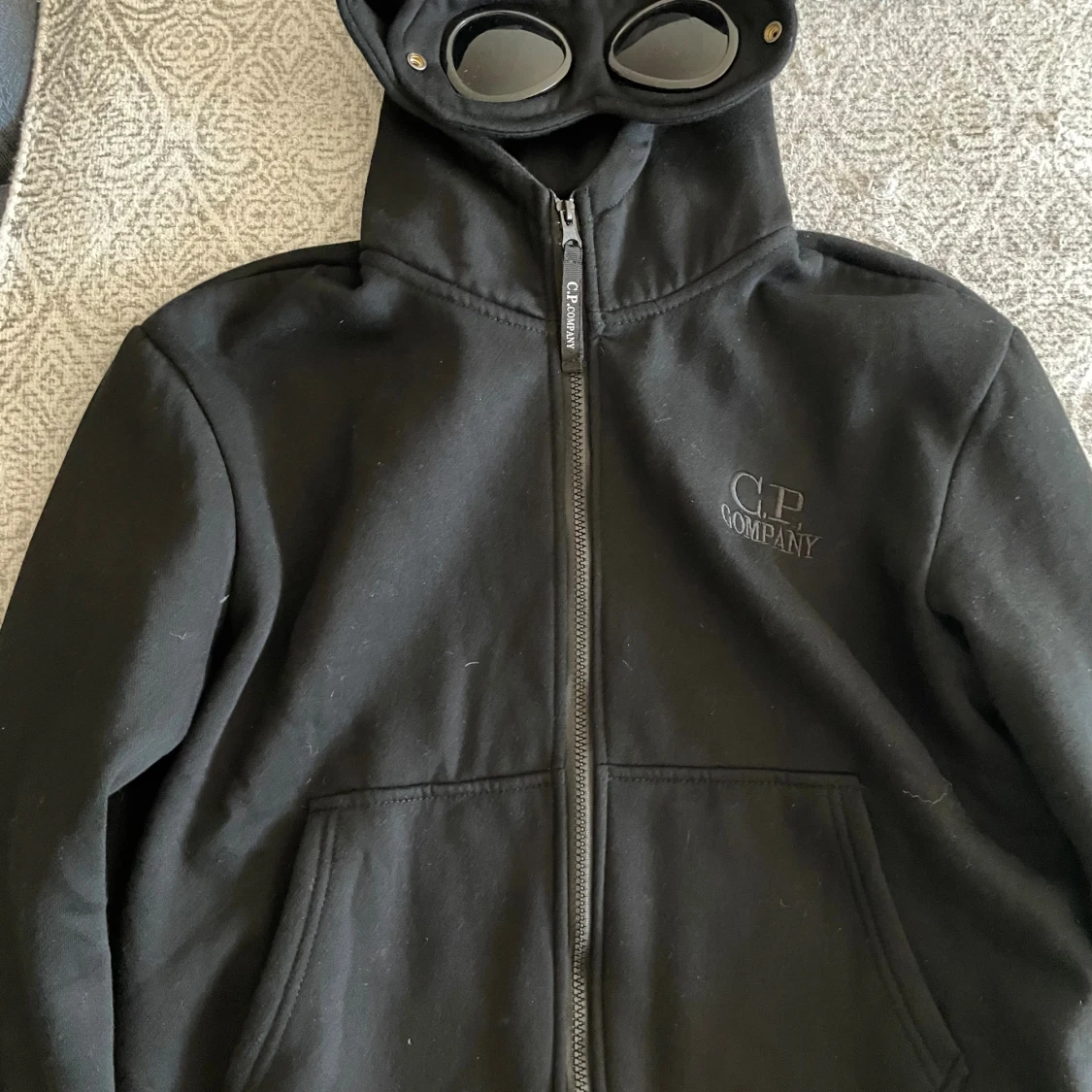 Svart hoodie med goggles från C.P. Company - 2