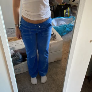 Jucy byxor  - Säljer då dessa inte kommer till andvändning längre, de är uppsydda och passar till 158/160cm, de har även ett litet märke bak men det är knappt stynligt💕